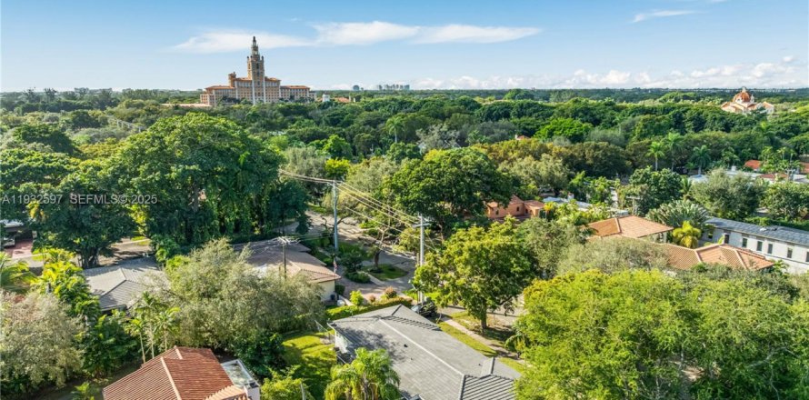 House in Coral Gables, Florida 3 bedrooms, 154.59 sq.m. № 1992589