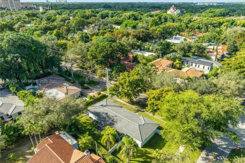 House in Coral Gables, Florida 3 bedrooms, 154.59 sq.m. № 1992589 - photo 10