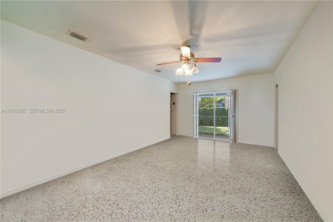 House in Coral Gables, Florida 3 bedrooms, 154.59 sq.m. № 1992589 - photo 7