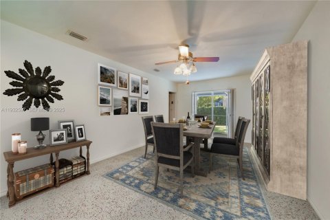 House in Coral Gables, Florida 3 bedrooms, 154.59 sq.m. № 1992589 - photo 8