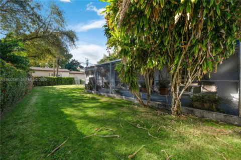 House in Coral Gables, Florida 3 bedrooms, 154.59 sq.m. № 1992589 - photo 14
