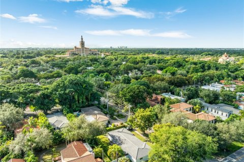 House in Coral Gables, Florida 3 bedrooms, 154.59 sq.m. № 1992589 - photo 18