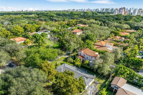 House in Coral Gables, Florida 3 bedrooms, 154.59 sq.m. № 1992589 - photo 11