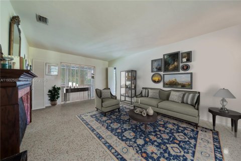 House in Coral Gables, Florida 3 bedrooms, 154.59 sq.m. № 1992589 - photo 6