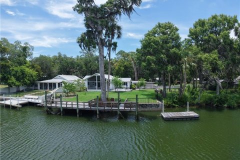 House in Yankeetown, Florida 2 bedrooms, 134.43 sq.m. № 1847993 - photo 1