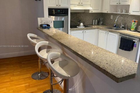 Condo in Sunny Isles Beach, Florida, 1 bedroom  № 1956766 - photo 10