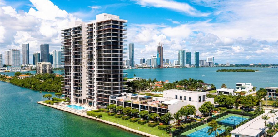 Condo in Miami, Florida, 2 bedrooms  № 2031009