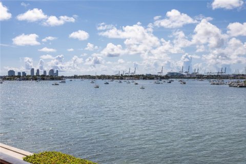 Condo in Miami, Florida, 2 bedrooms  № 2031009 - photo 18