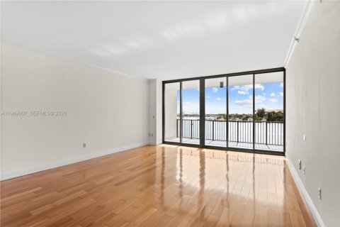 Condo in Miami, Florida, 2 bedrooms  № 2031009 - photo 3