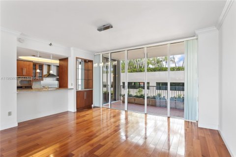 Condo in Miami, Florida, 2 bedrooms  № 2031009 - photo 8