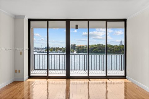 Condo in Miami, Florida, 2 bedrooms  № 2031009 - photo 11