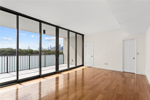 Condo in Miami, Florida, 2 bedrooms  № 2031009 - photo 5