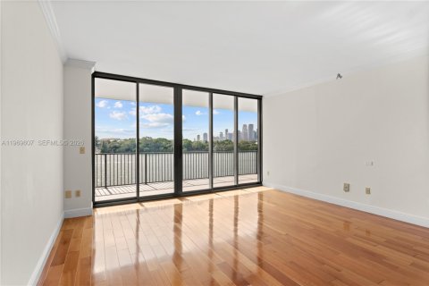 Condo in Miami, Florida, 2 bedrooms  № 2031009 - photo 12