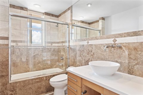 Condo in Miami, Florida, 2 bedrooms  № 2031009 - photo 16