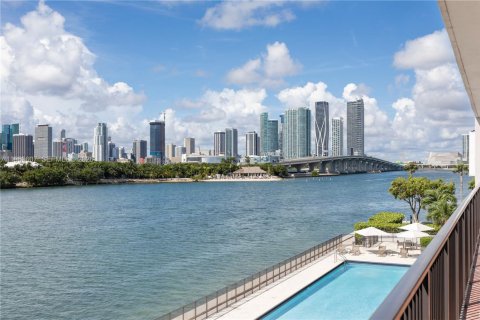 Condo in Miami, Florida, 2 bedrooms  № 2031009 - photo 2