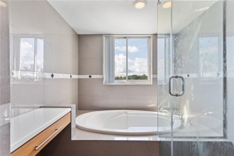 Condo in Miami, Florida, 2 bedrooms  № 2031009 - photo 14