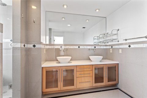 Condo in Miami, Florida, 2 bedrooms  № 2031009 - photo 13