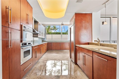 Condo in Miami, Florida, 2 bedrooms  № 2031009 - photo 6