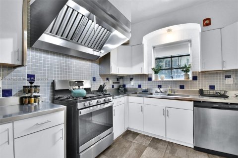 Casa en venta en Miami Beach, Florida, 12 dormitorios, 435.62 m2 № 1972287 - foto 7