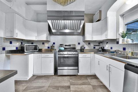 Casa en venta en Miami Beach, Florida, 12 dormitorios, 435.62 m2 № 1972287 - foto 3