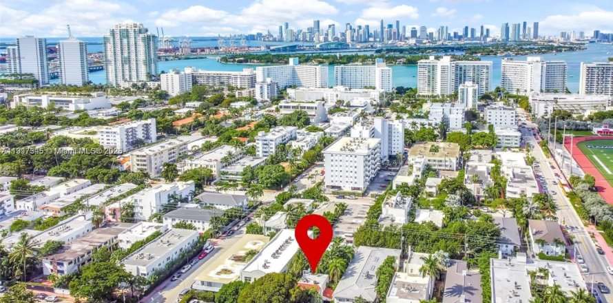 Casa en Miami Beach, Florida 12 dormitorios, 435.62 m2 № 1972287