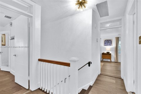 Casa en venta en Miami Beach, Florida, 12 dormitorios, 435.62 m2 № 1972287 - foto 24