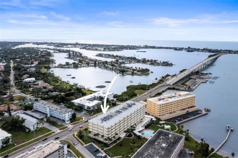 Condo in Belleair Bluffs, Florida, 1 bedroom  № 2111858 - photo 2