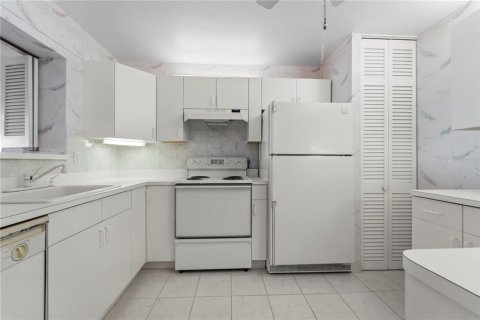Condo in Belleair Bluffs, Florida, 1 bedroom  № 2111858 - photo 11