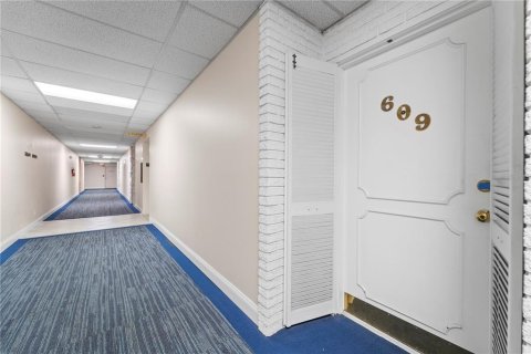 Condo in Belleair Bluffs, Florida, 1 bedroom  № 2111858 - photo 4