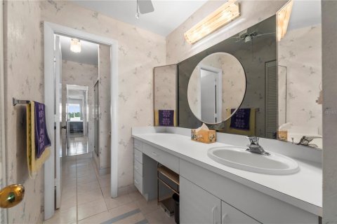 Condo in Belleair Bluffs, Florida, 1 bedroom  № 2111858 - photo 18