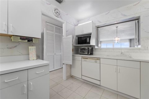 Condo in Belleair Bluffs, Florida, 1 bedroom  № 2111858 - photo 9