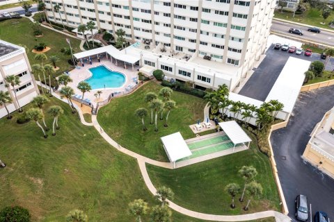 Condo in Belleair Bluffs, Florida, 1 bedroom  № 2111858 - photo 22