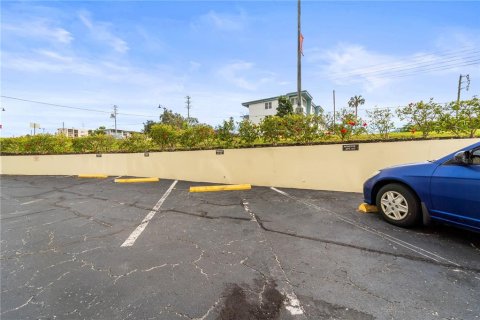 Condo in Belleair Bluffs, Florida, 1 bedroom  № 2111858 - photo 21