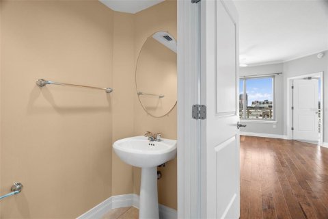 Condo in Tampa, Florida, 2 bedrooms  № 1780848 - photo 25