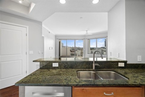 Condo in Tampa, Florida, 2 bedrooms  № 1780848 - photo 13