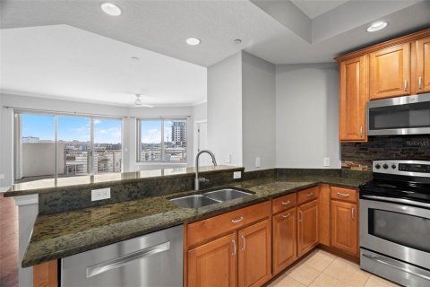 Condo in Tampa, Florida, 2 bedrooms  № 1780848 - photo 10