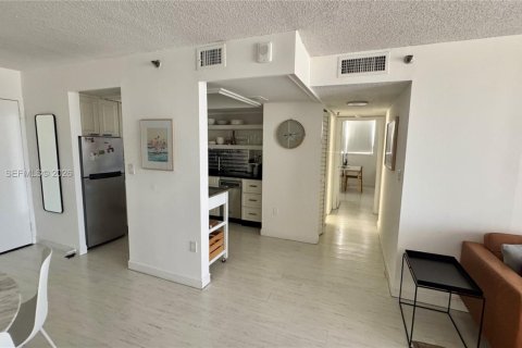 Condo in Miami Beach, Florida, 2 bedrooms  № 2038374 - photo 6