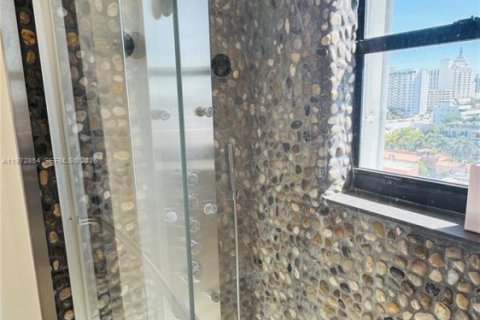 Condo in Miami Beach, Florida, 2 bedrooms  № 2038374 - photo 15