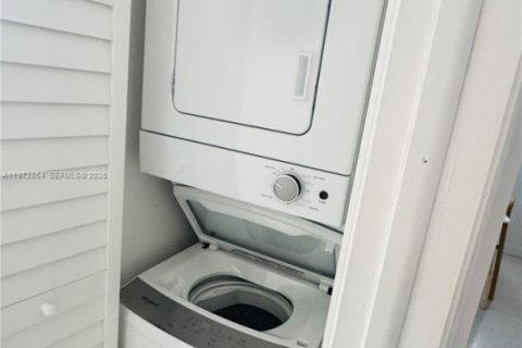 Condo in Miami Beach, Florida, 2 bedrooms  № 2038374 - photo 25