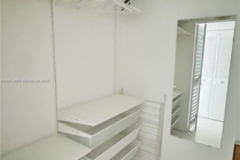 Condo in Miami Beach, Florida, 2 bedrooms  № 2038374 - photo 26