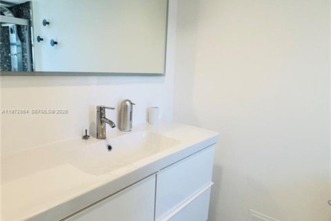 Condo in Miami Beach, Florida, 2 bedrooms  № 2038374 - photo 22