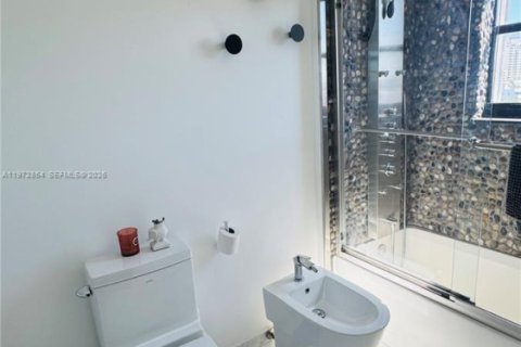 Condo in Miami Beach, Florida, 2 bedrooms  № 2038374 - photo 16