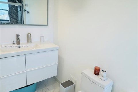 Condo in Miami Beach, Florida, 2 bedrooms  № 2038374 - photo 17