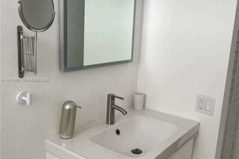 Condo in Miami Beach, Florida, 2 bedrooms  № 2038374 - photo 23