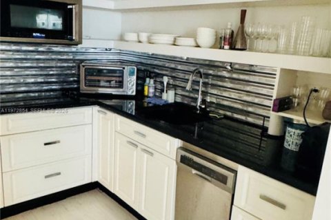 Condo in Miami Beach, Florida, 2 bedrooms  № 2038374 - photo 8
