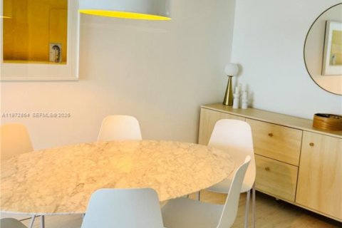Condo in Miami Beach, Florida, 2 bedrooms  № 2038374 - photo 2