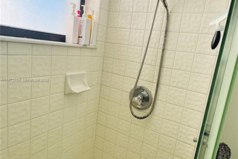 Condo in Miami Beach, Florida, 2 bedrooms  № 2038374 - photo 24