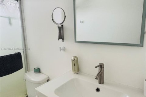 Condo in Miami Beach, Florida, 2 bedrooms  № 2038374 - photo 21