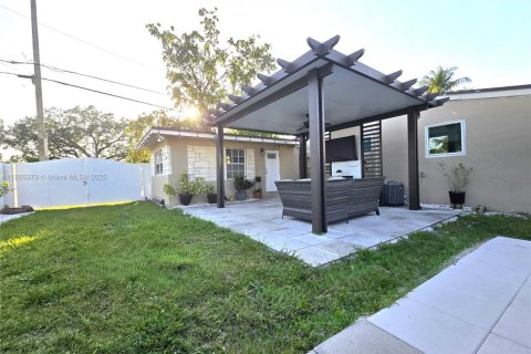 House in Pembroke Pines, Florida 3 bedrooms, 142.14 sq.m. № 1743886 - photo 24