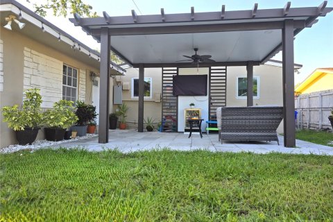 House in Pembroke Pines, Florida 3 bedrooms, 142.14 sq.m. № 1743886 - photo 23
